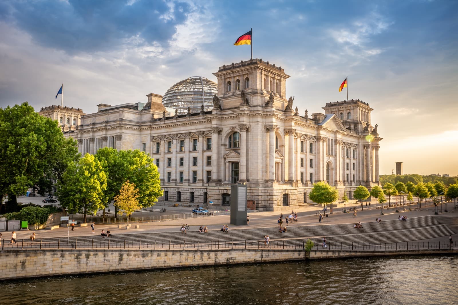 Das Reichstagsgebäude in Berlin an der Spree