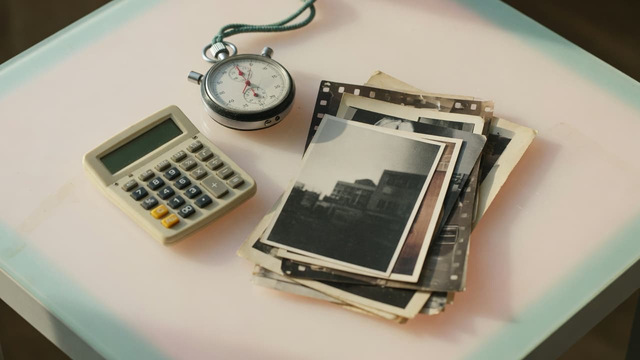 Ein Taschenrechner und eine Stoppuhr neben einem Stapel Fotoabzüge auf einem Leuchttisch