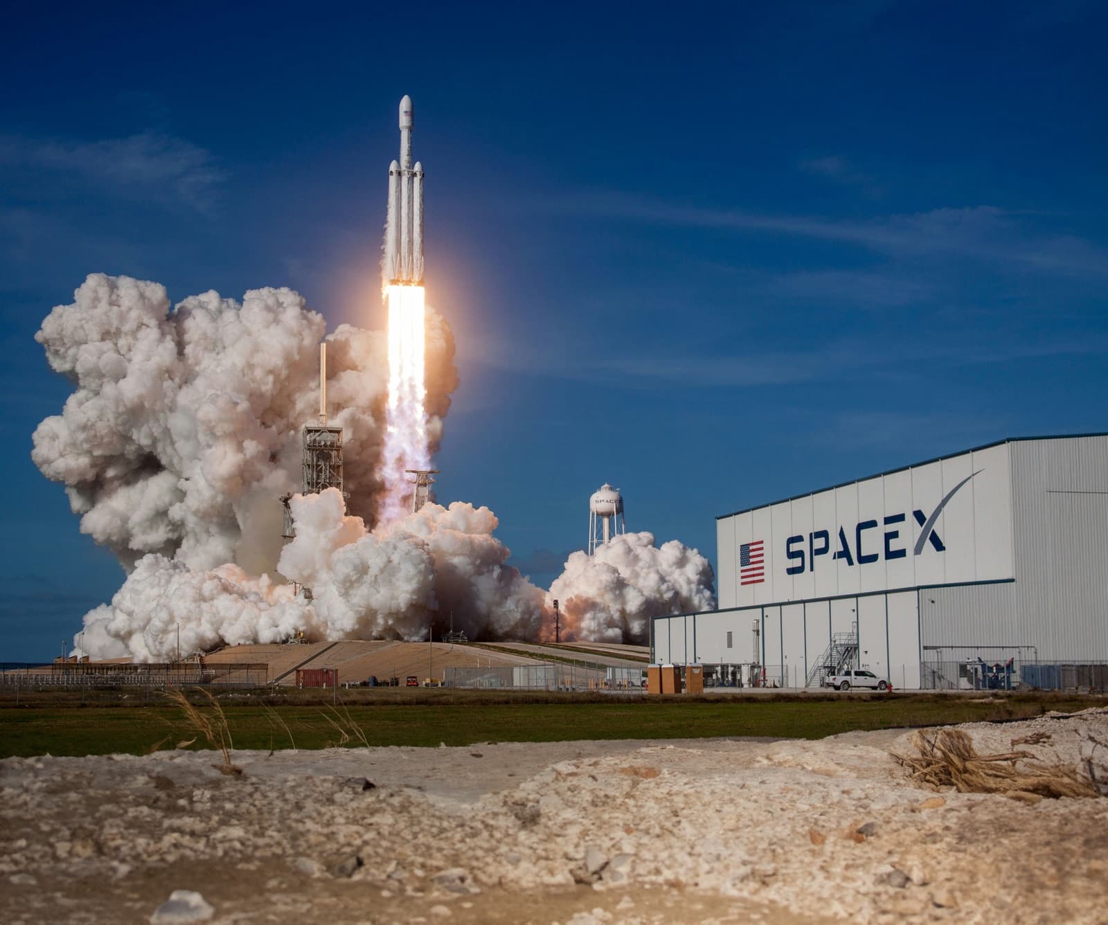 Start einer Falcon Heavy — darunter laufen die Schlagwörter, die VAULO für dieses Foto automatisch vergibt