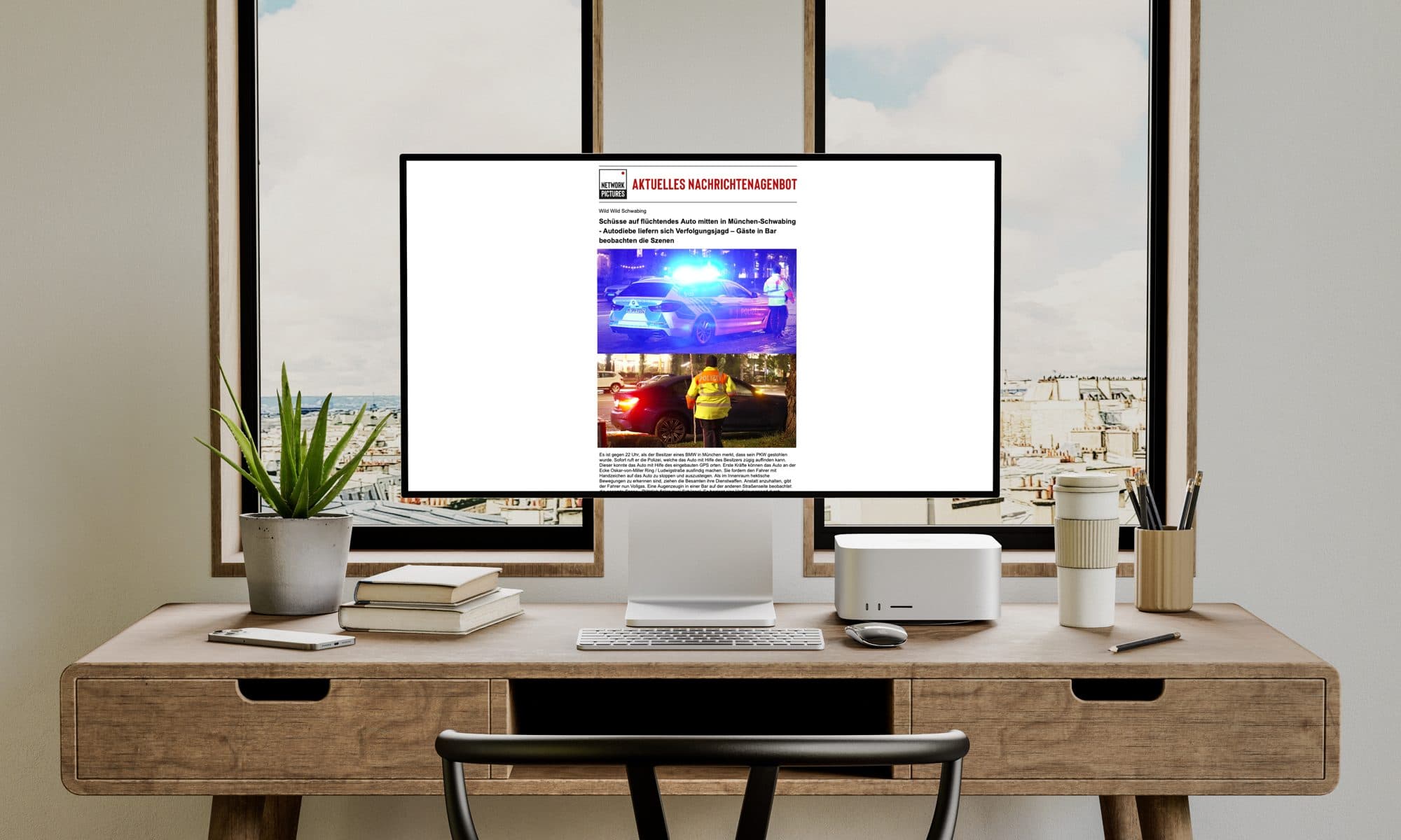 Ein Newsletter von Network Pictures auf einem Bildschirm am Schreibtisch: Agenturlogo, Überschrift und zwei Fotos eines Polizeieinsatzes in München-Schwabing