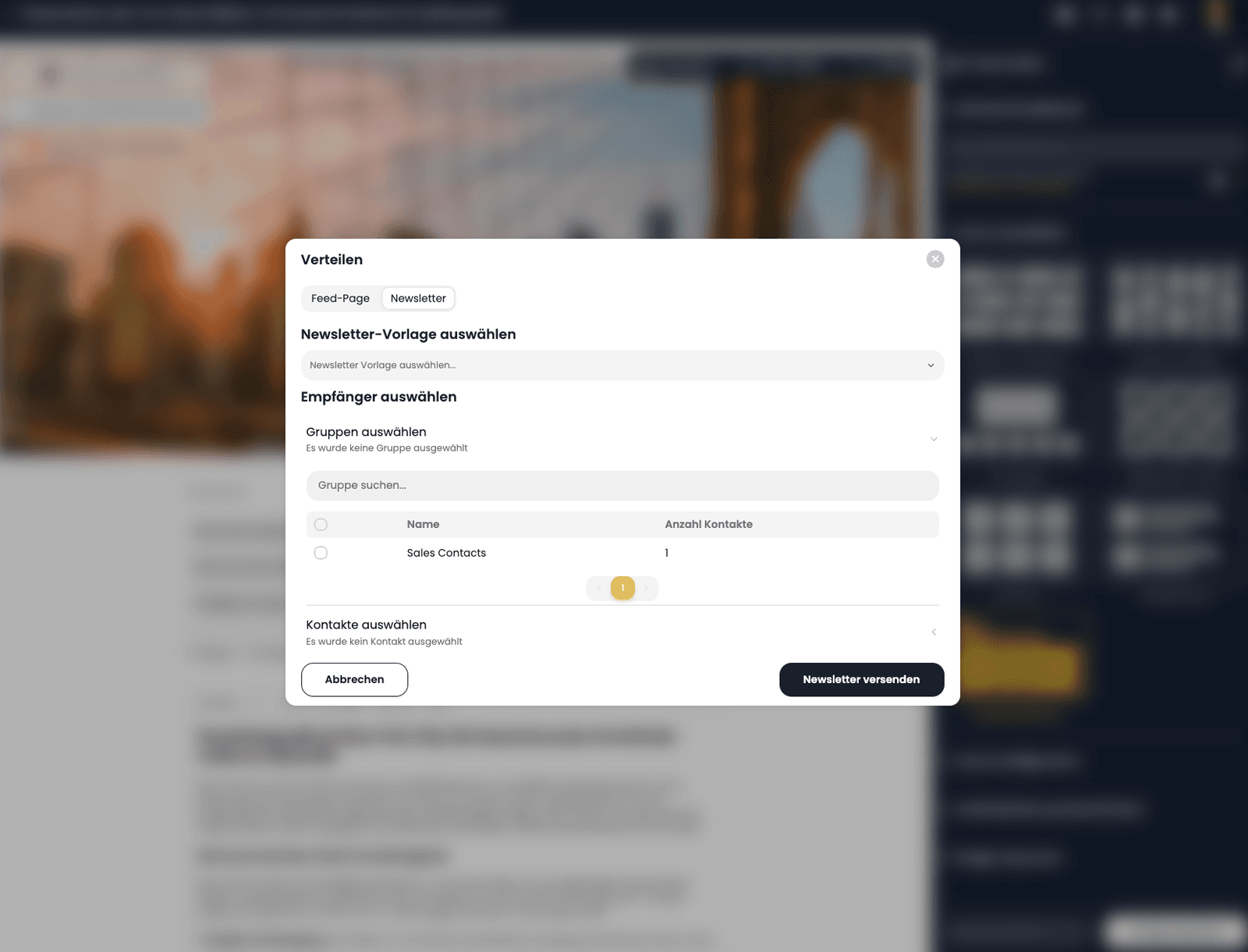 Der Dialog „Verteilen“ in VAULO mit dem Reiter Newsletter: Auswahl der Newsletter-Vorlage, darunter die Empfängerauswahl nach Gruppen und Kontakten und der Button „Newsletter versenden“
