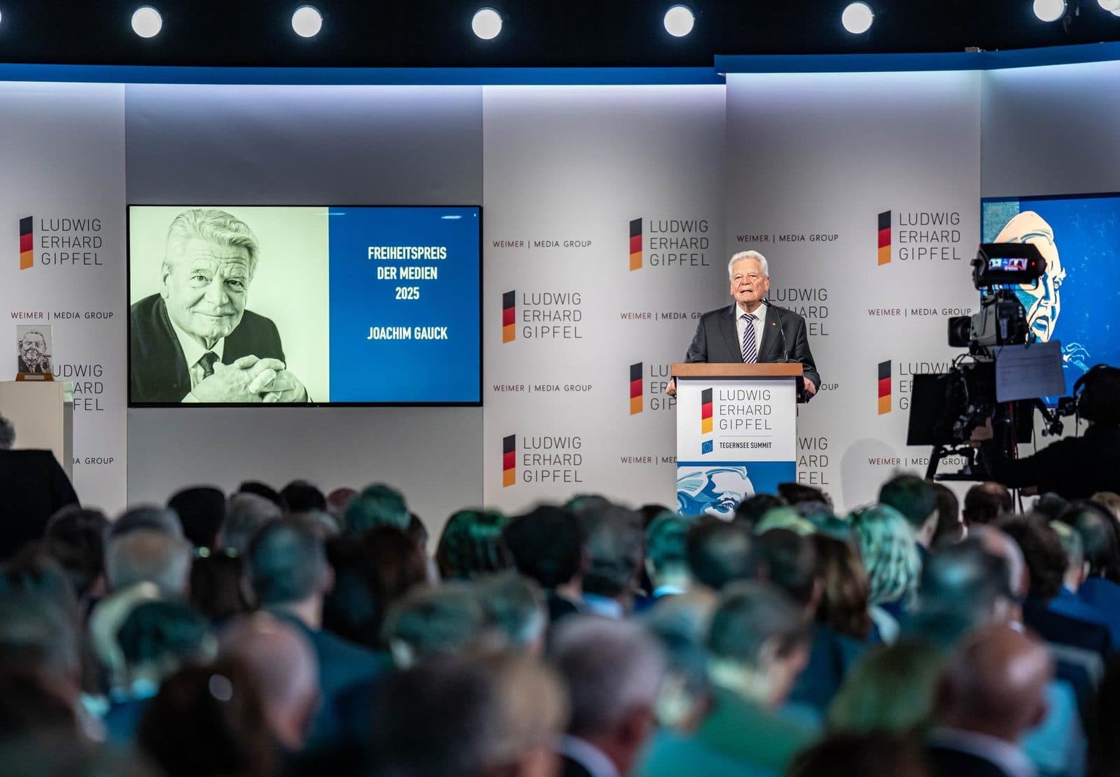 Joachim Gauck am Rednerpult des Ludwig-Erhard-Gipfels, dahinter die Leinwand zum Freiheitspreis der Medien 2025