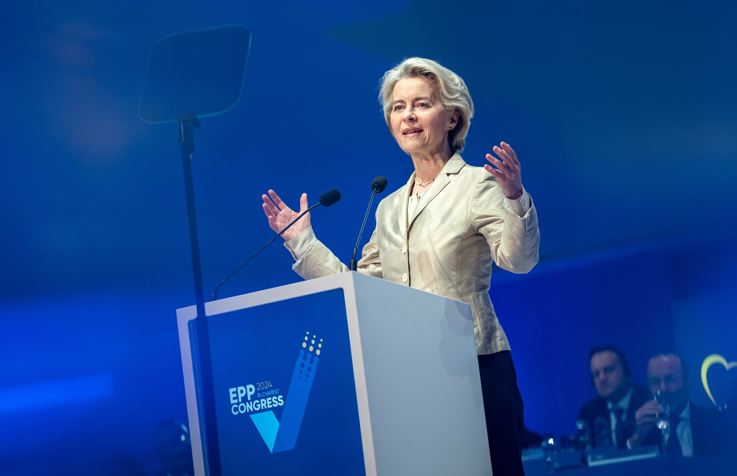 Ursula von der Leyen spricht am Rednerpult des EPP-Kongresses 2024 in Bukarest vor blauem Bühnenhintergrund