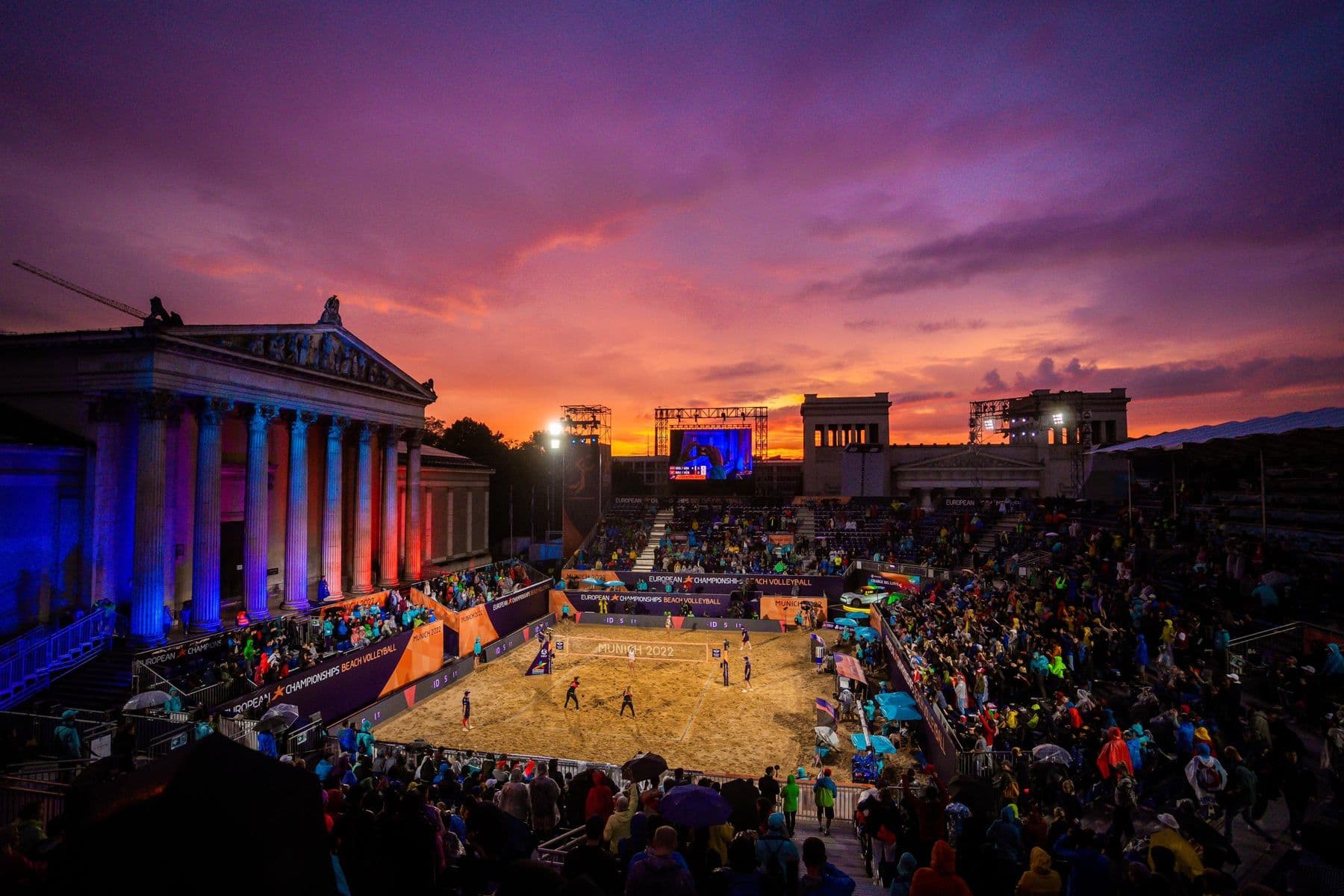 Beachvolleyball-Stadion auf dem Königsplatz bei Sonnenuntergang, die Tribünen voll besetzt