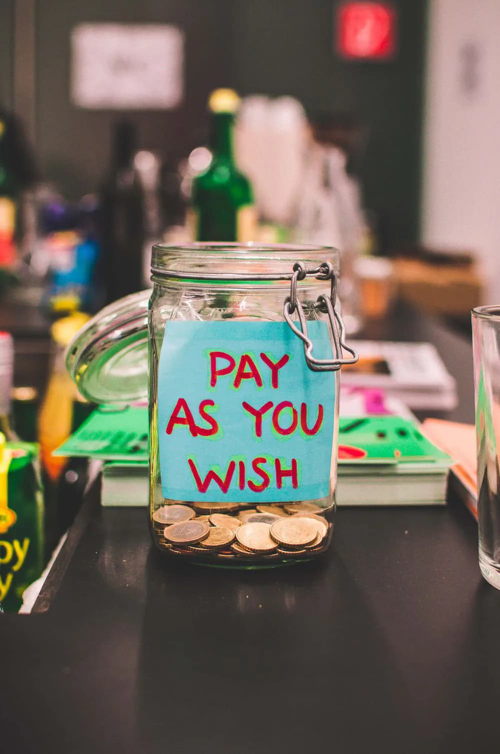 Spardose mit Aufschrift „Pay as you wish“. Foto: Aneta Pawlik