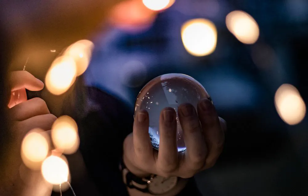 Lichterkette mit Lenseball. Foto: Julia Gambel